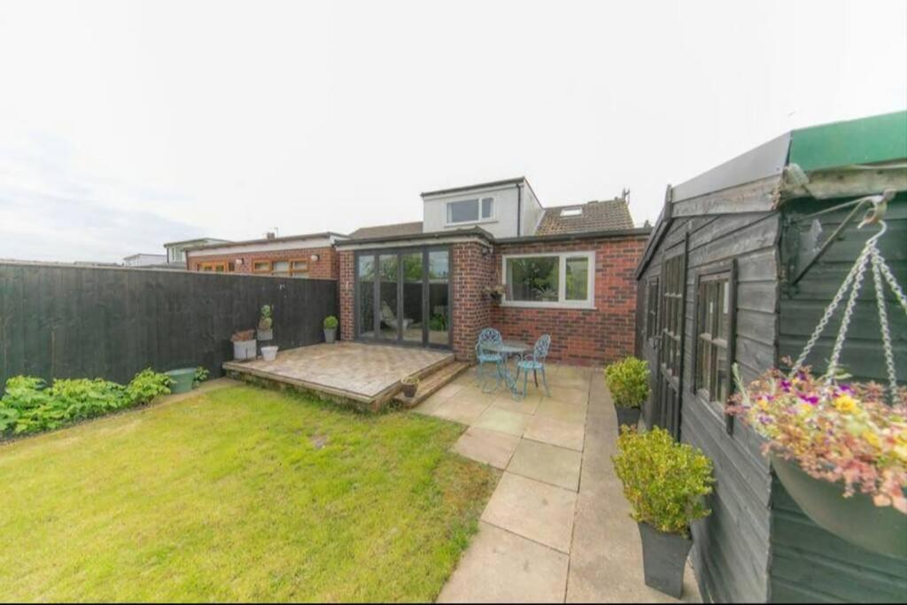 Recently Refurbished Home. Poulton-le-Fylde エクステリア 写真