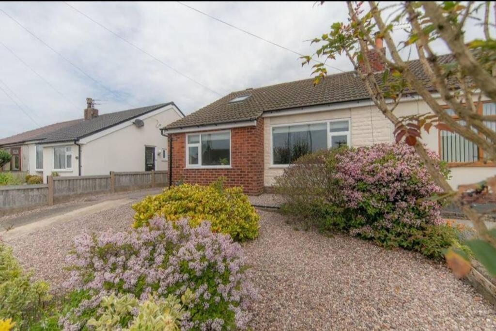 Recently Refurbished Home. Poulton-le-Fylde エクステリア 写真